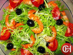 Салат с креветками и помидорами